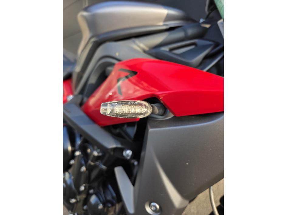 TRIUMPH STREET TRIPLE 675 R